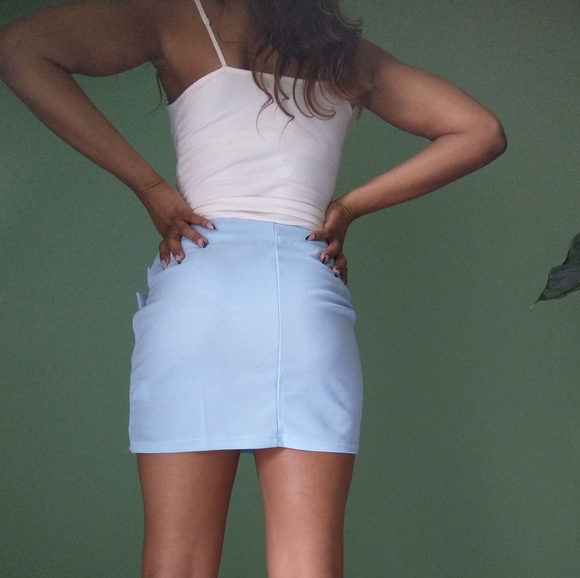 Women's light blue mini skirt with heart shaped buckles - Picture 3 of 8